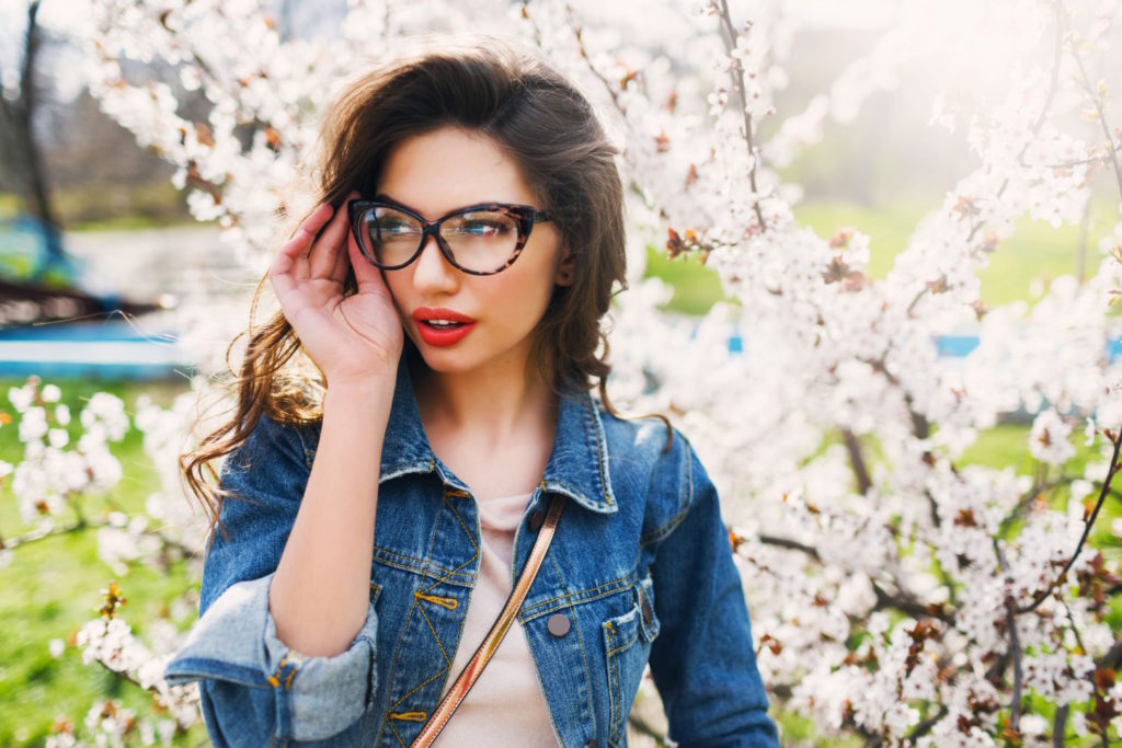 Wybór odpowiednich oprawek na okulary korekcyjne może być trudny, szczególnie dla osób o wysokich wymaganiach